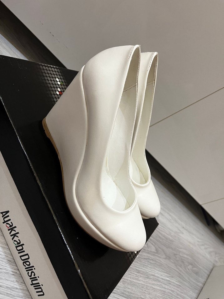 Beyaz dolgu topuklu ayakkabı - Görsel 4