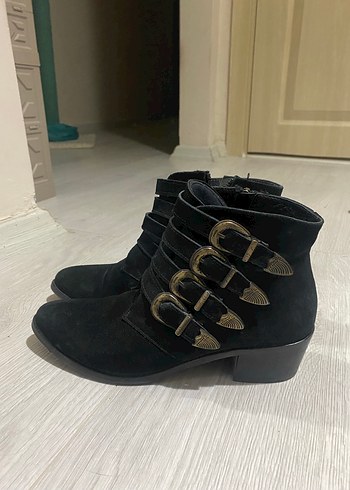 Diğer Kadın Siyah Süet Tokalı Topuklu Bot