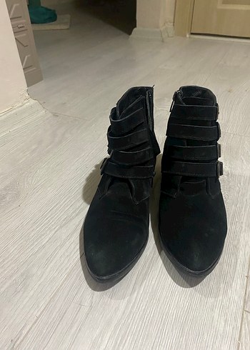 Kadın Siyah Süet Tokalı Topuklu Bot - Görsel 3