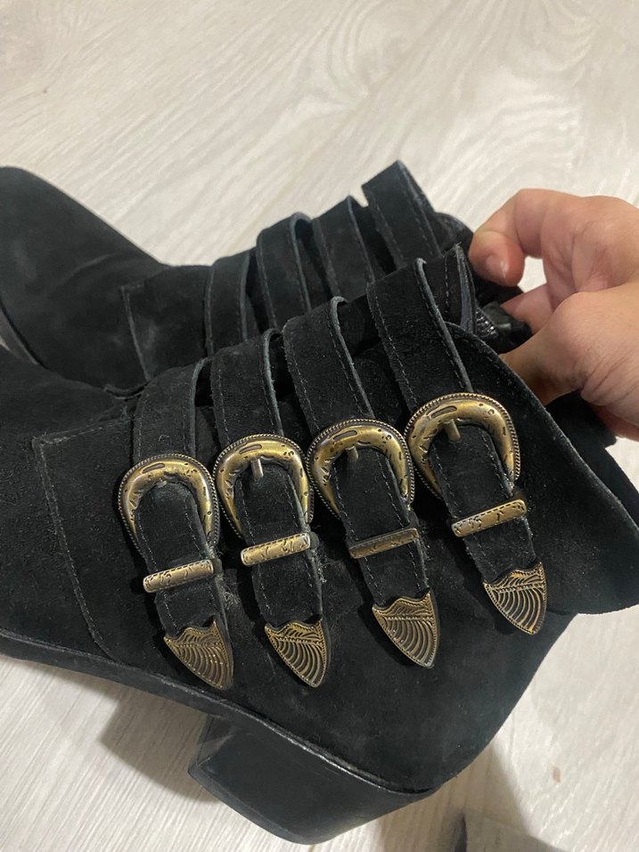 Kadın Siyah Süet Tokalı Topuklu Bot - Görsel 4