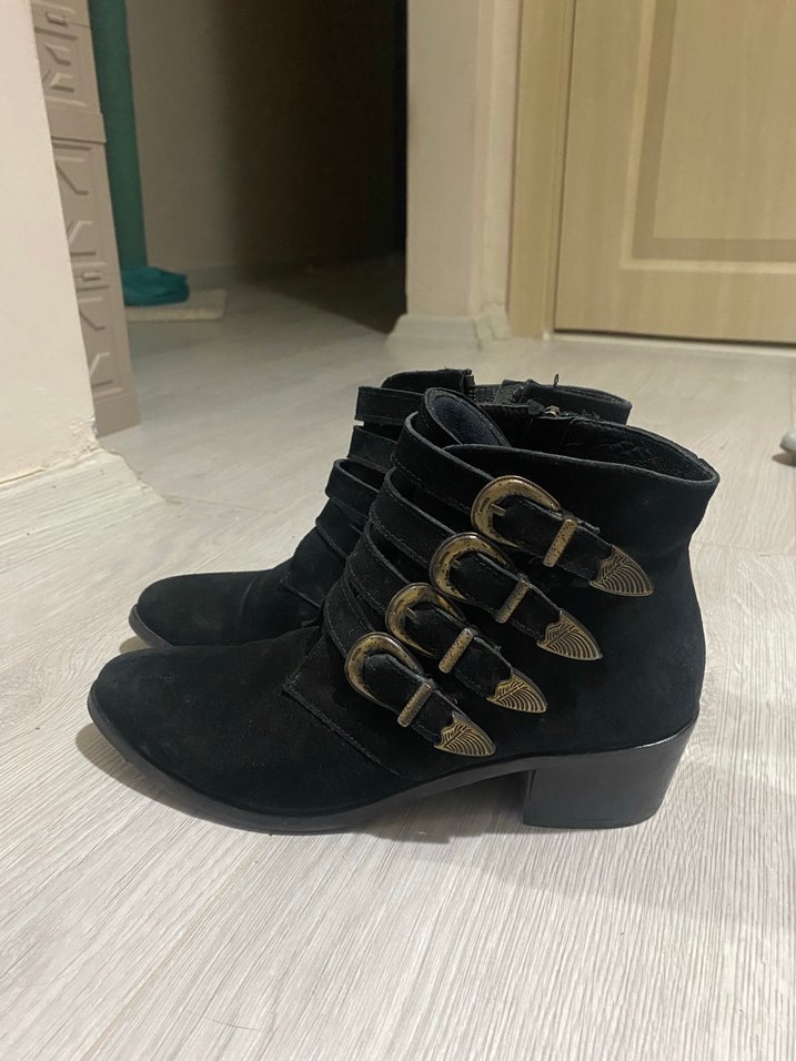 Kadın Siyah Süet Tokalı Topuklu Bot - Görsel 2