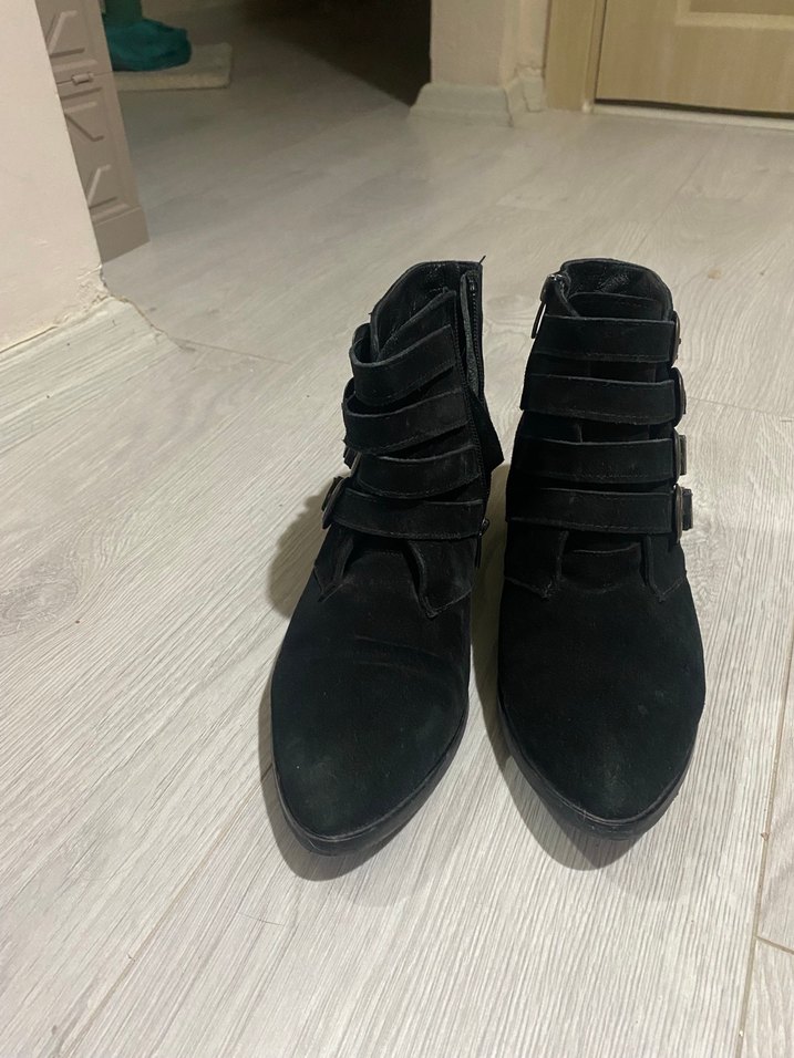 Kadın Siyah Süet Tokalı Topuklu Bot - Görsel 3