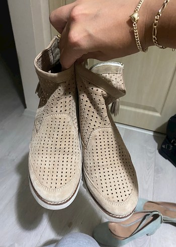 Bej Süet Dolgu Topuklu Fermuarlı Kadın Bot - Görsel 3