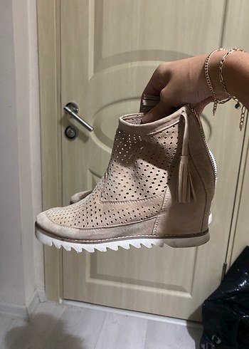 Bej Süet Dolgu Topuklu Fermuarlı Kadın Bot - Görsel 4