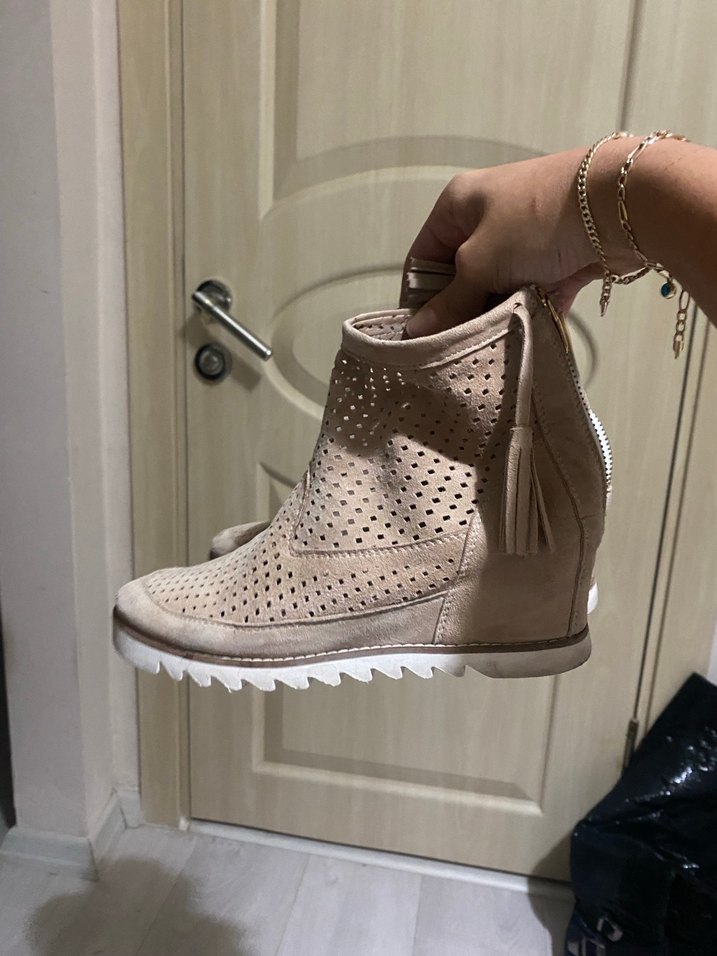 Bej Süet Dolgu Topuklu Fermuarlı Kadın Bot - Görsel 4