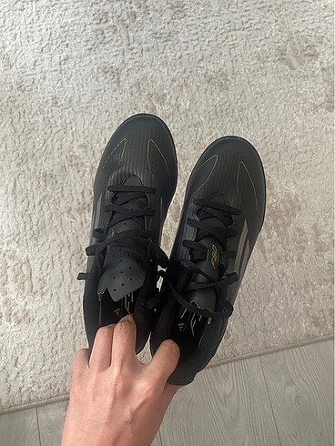 39 Beden siyah Renk Adidas halısaha ayakkabısı