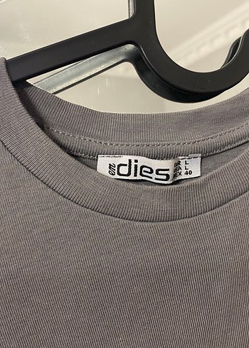 Gri ve Beyaz Kadın Kısa Kollu Crop - Görsel 3