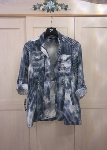 Düğmeli Bağcıklı Batik Desen Denim Gömlek
