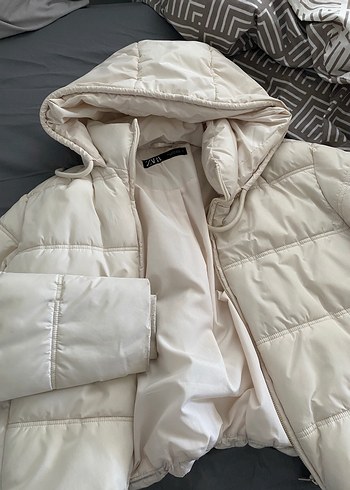 Zara Mont