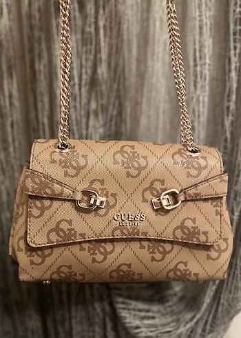 Guess Bej Zincir Detaylı Çanta