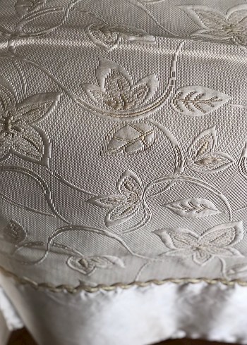 İşlemeli Beyaz Parlak Yatak Örtüsü - Görsel 5