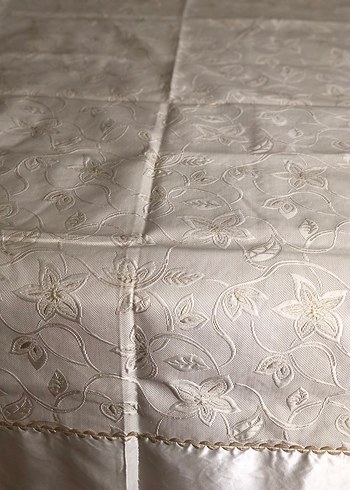 İşlemeli Beyaz Parlak Yatak Örtüsü - Görsel 2