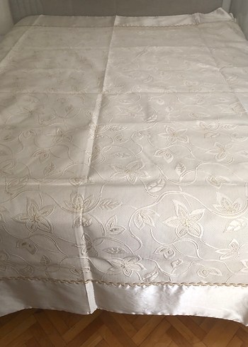 İşlemeli Beyaz Parlak Yatak Örtüsü - Görsel 3