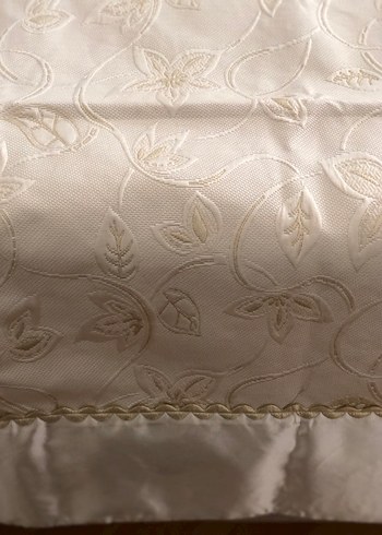 İşlemeli Beyaz Parlak Yatak Örtüsü - Görsel 7