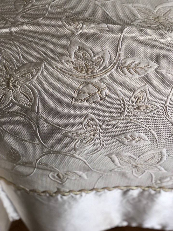 İşlemeli Beyaz Parlak Yatak Örtüsü - Görsel 5