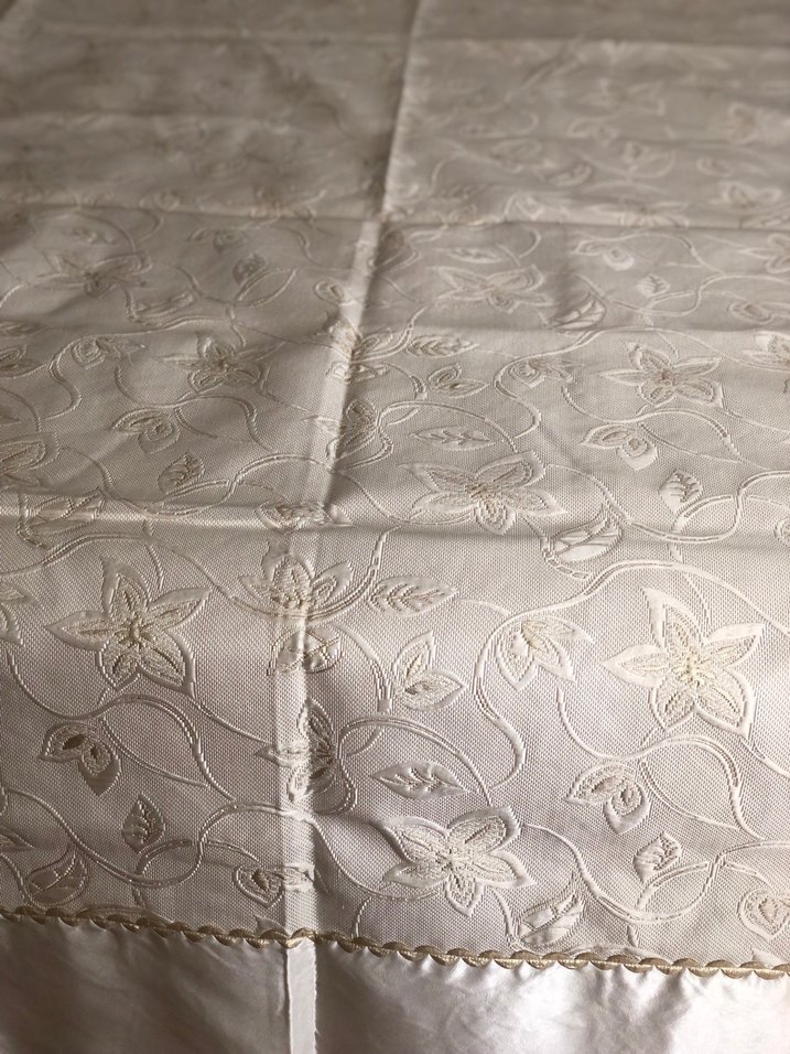 İşlemeli Beyaz Parlak Yatak Örtüsü - Görsel 2