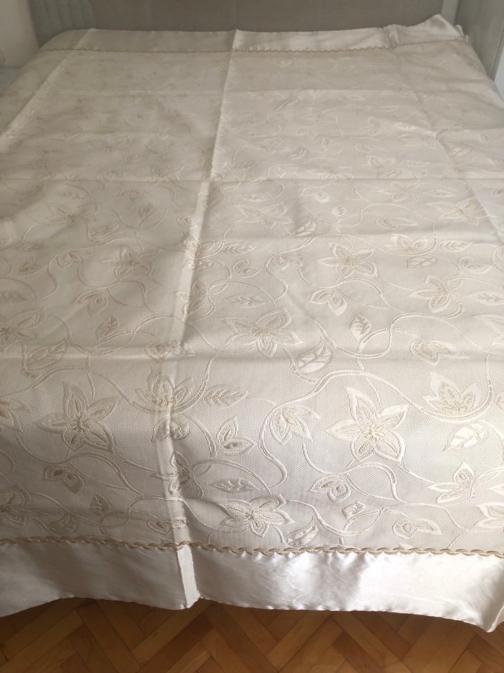 İşlemeli Beyaz Parlak Yatak Örtüsü - Görsel 3