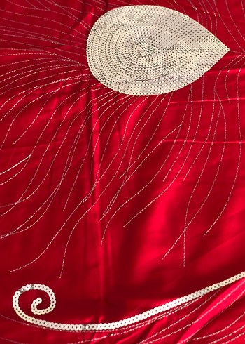 Kırmızı İşlemeli Parlak Yatak Örtüsü - Görsel 3