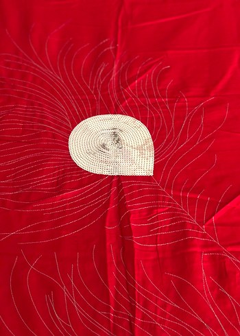 Kırmızı İşlemeli Parlak Yatak Örtüsü - Görsel 4