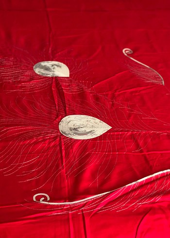 Kırmızı İşlemeli Parlak Yatak Örtüsü - Görsel 2