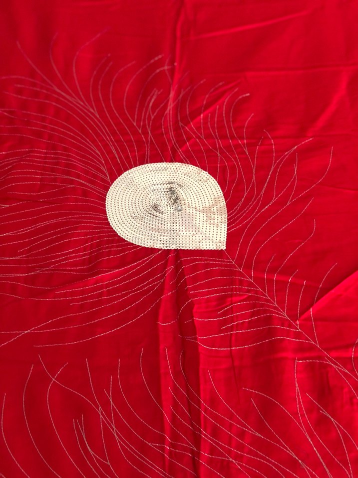 Kırmızı İşlemeli Parlak Yatak Örtüsü - Görsel 4