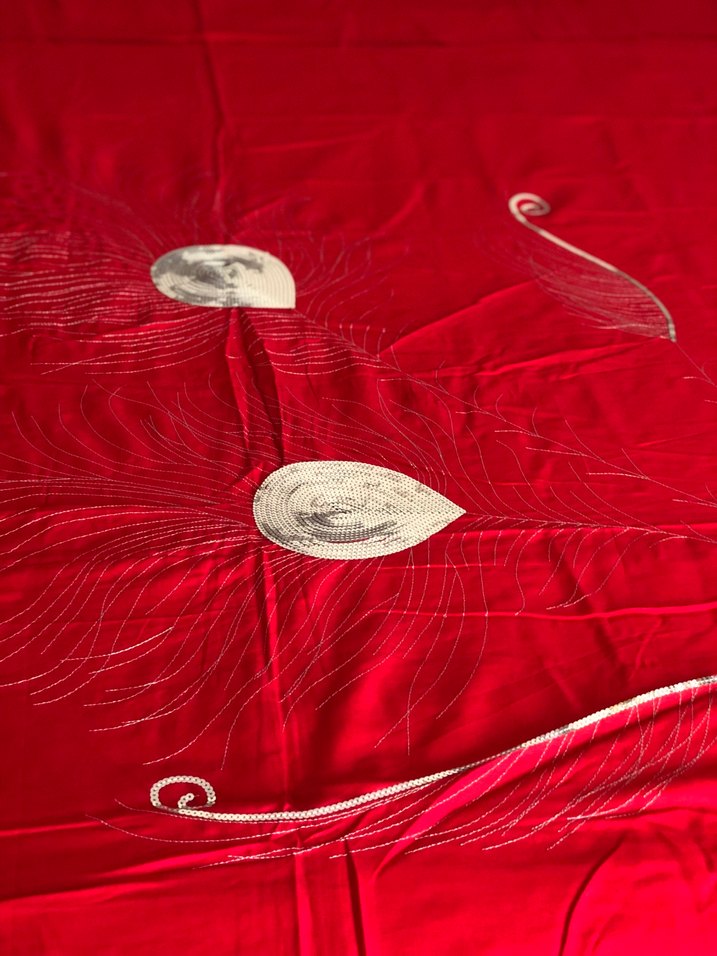 Kırmızı İşlemeli Parlak Yatak Örtüsü - Görsel 2