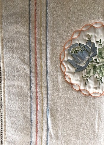 Nakışlı Bohem Tarzı Pastel Renkli Beyaz Havlu - Görsel 3