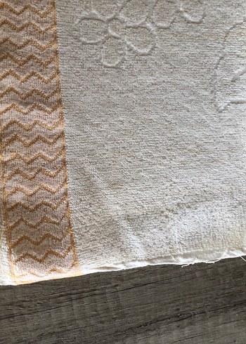 Nakışlı Beyaz Parlak Havlu - Görsel 3