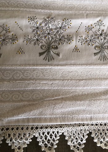 Gri Nakışlı Beyaz Havlu - Görsel 2