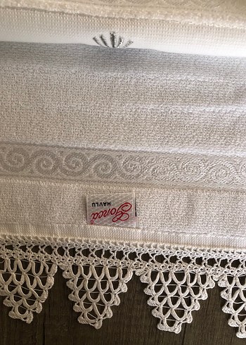 Gri Nakışlı Beyaz Havlu - Görsel 3