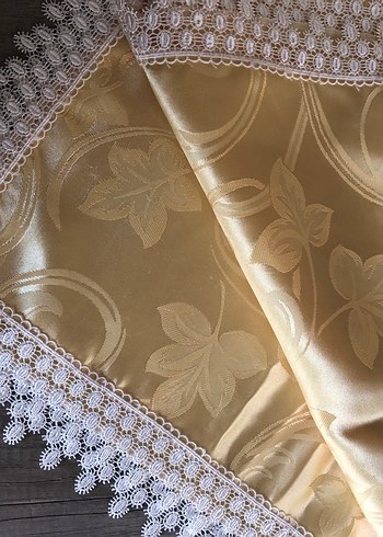 4 PARÇA
İşlemeli Beyaz Parlak Masa Örtüsü - Görsel 2