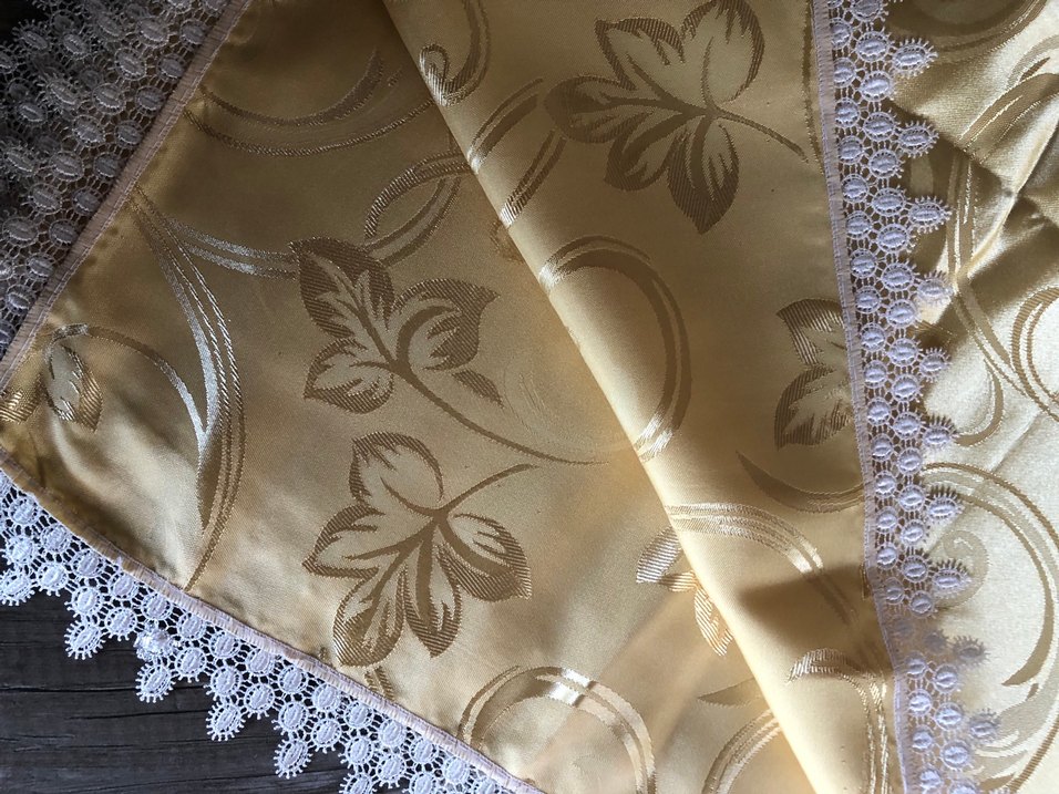 4 PARÇA
İşlemeli Beyaz Parlak Masa Örtüsü - Görsel 3