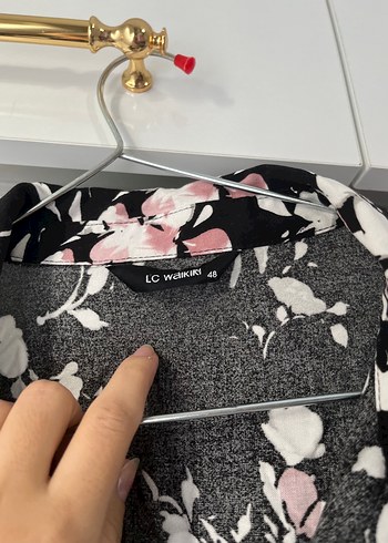 LC Waikiki Çiçek Desenli Siyah Kadın Gömlek