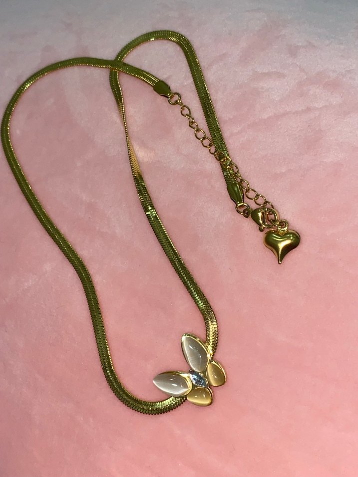 Uzun Zincir Detaylı Altın Renkli Kelebek Kolye - Görsel 2