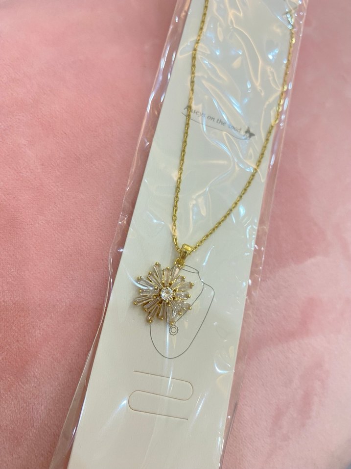 Altın Renkli Çiçek Detaylı Midi Kolye - Görsel 3