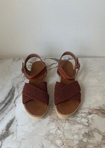 Zara Kahverengi Dolgu Topuklu Kadın Sandalet