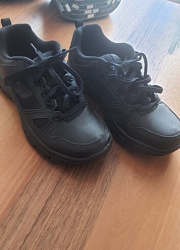 32 Beden siyah Renk Skechers 32 numara orijinal erkek çocuk ayakkabı