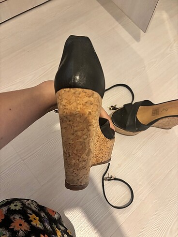 37 Beden Dolgu Topuklu Sandalet