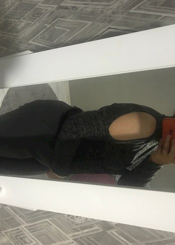 Koyu gri omuz-kol detaylı bluz - Görsel 4