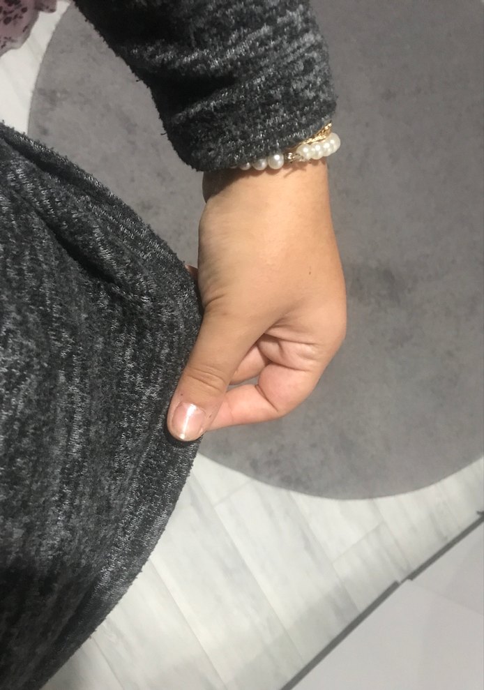 Koyu gri omuz-kol detaylı bluz - Görsel 5