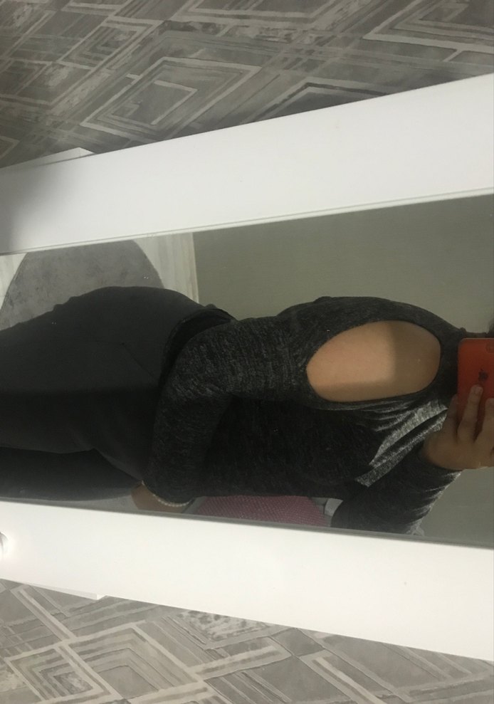 Koyu gri omuz-kol detaylı bluz - Görsel 4