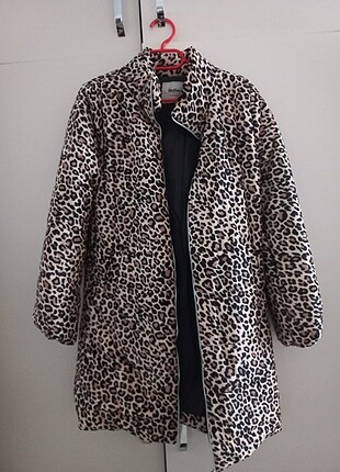 Leoparlı uzun şişme mont