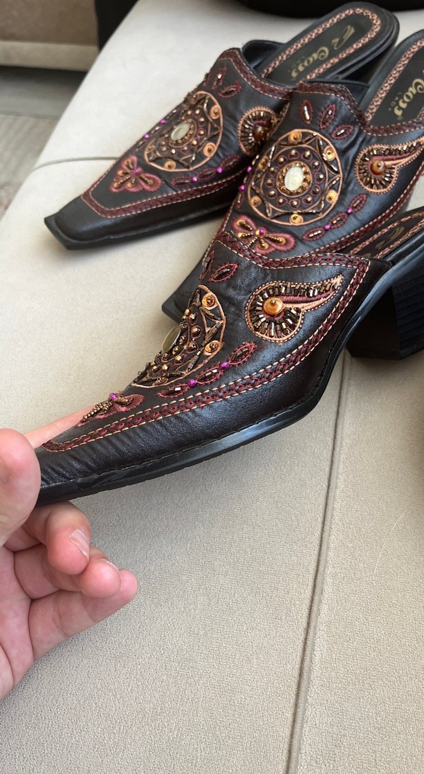 Boncuk İşlemeli Kahverengi Deri Kadın Dolgu Topuk Terlik - Görsel 2