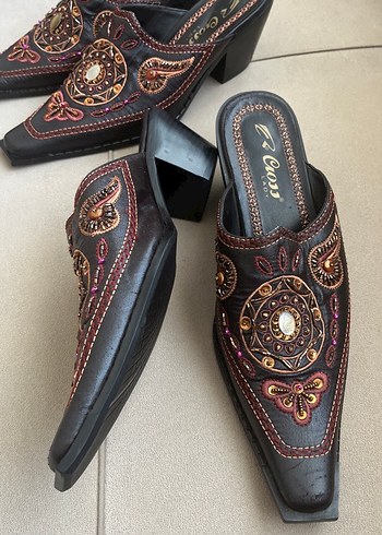 Kahverengi Nakışlı Deri Dolgu Topuklu Terlik - Görsel 2