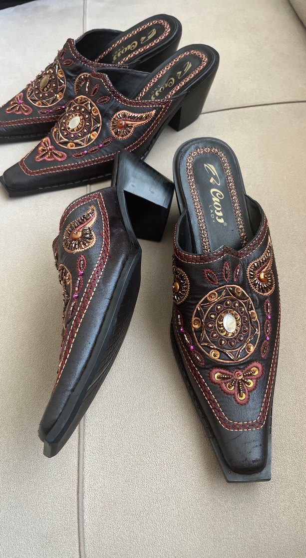 Kahverengi Nakışlı Deri Dolgu Topuklu Terlik - Görsel 2