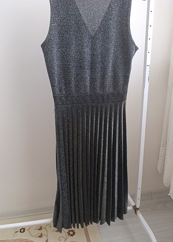 Diğer Gri simli Piliseli midi V Yaka Elbise
