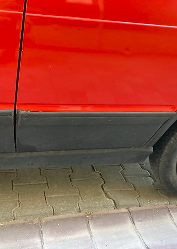 Parlak Kırmızı  Araba - Görsel 2