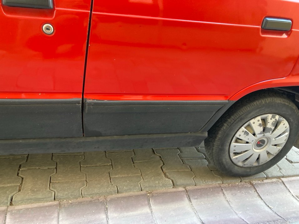 Parlak Kırmızı  Araba - Görsel 2