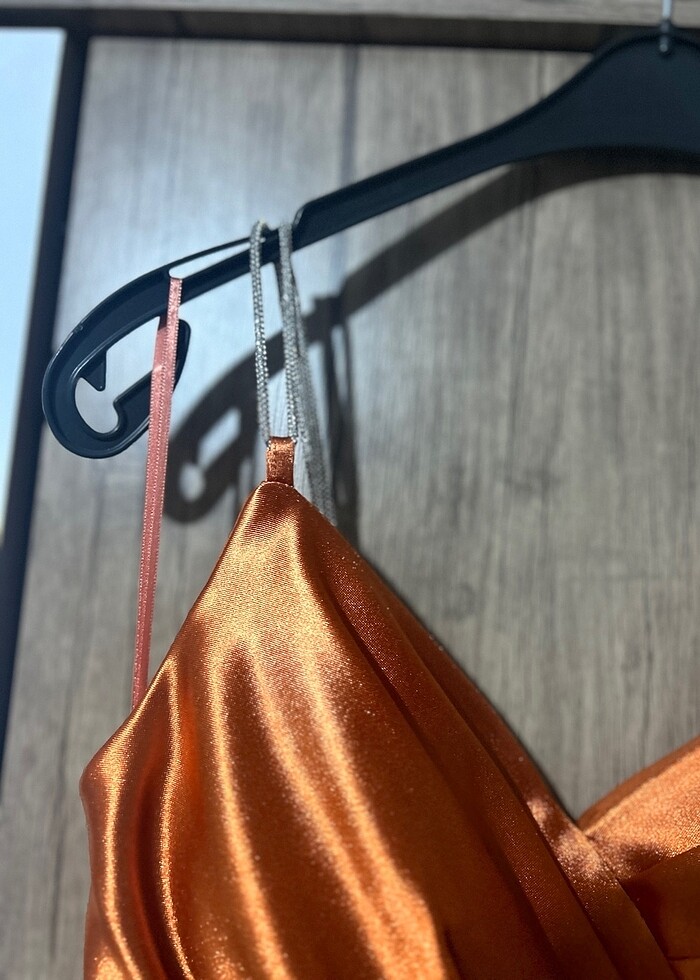 Taş askılı turuncu saten elbise - Görsel 3