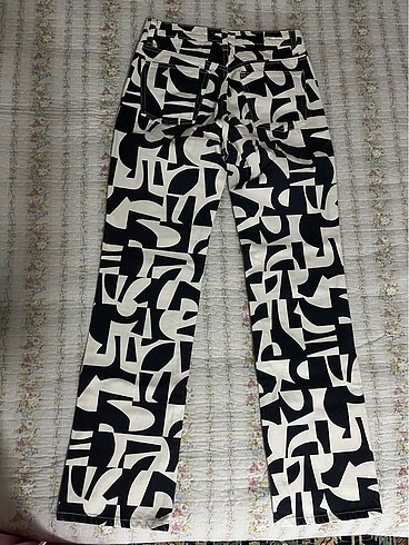 34 Beden siyah Renk Zara geometrik desenli jean